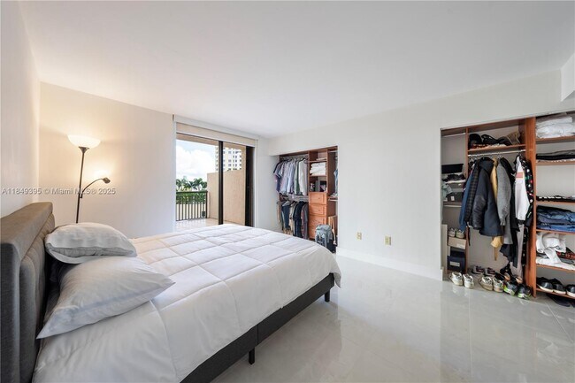 Building Photo - 540 Brickell Key Dr