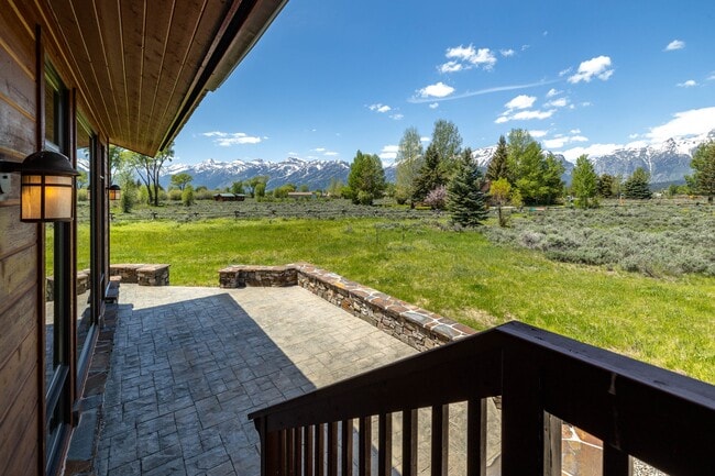 Building Photo - 8225 N Spring Gulch Rd