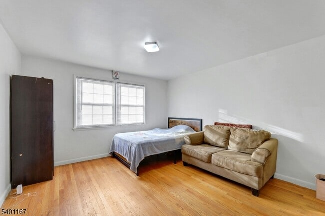 Building Photo - 188 Luddington Ave