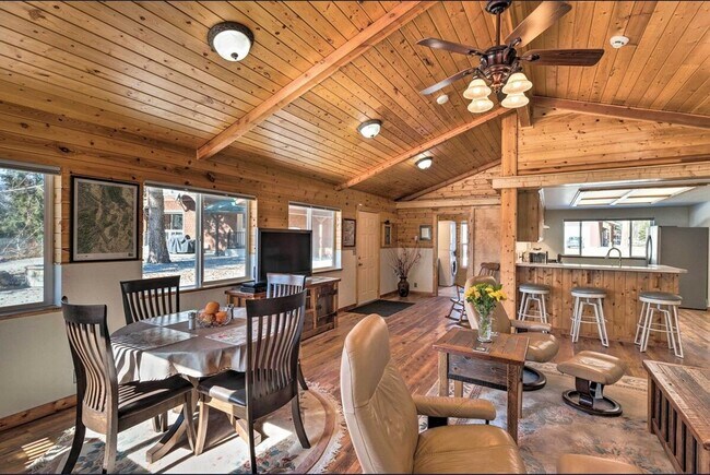 Building Photo - 425 Larch Ln