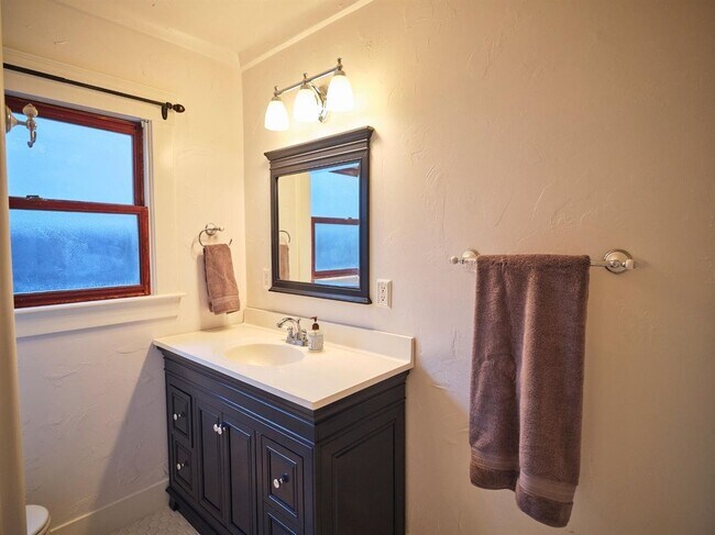 Building Photo - Charming 3 Bedroom in Historical Tower District