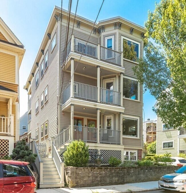 Building Photo - 136 Hudson St