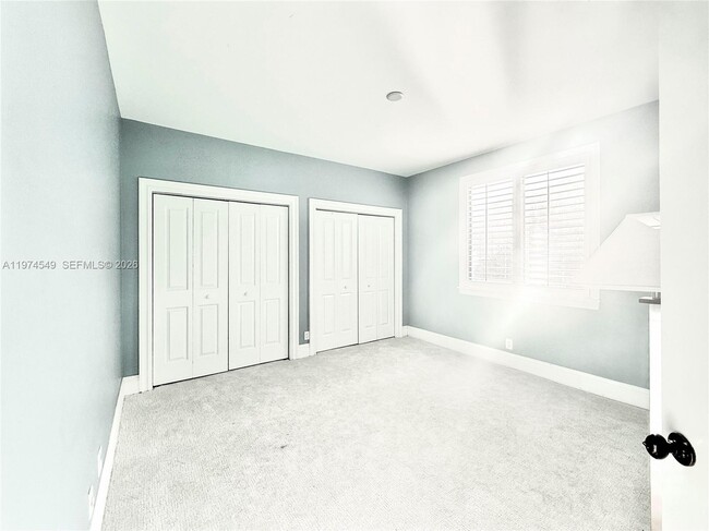 Building Photo - 400 Alexandra Cir