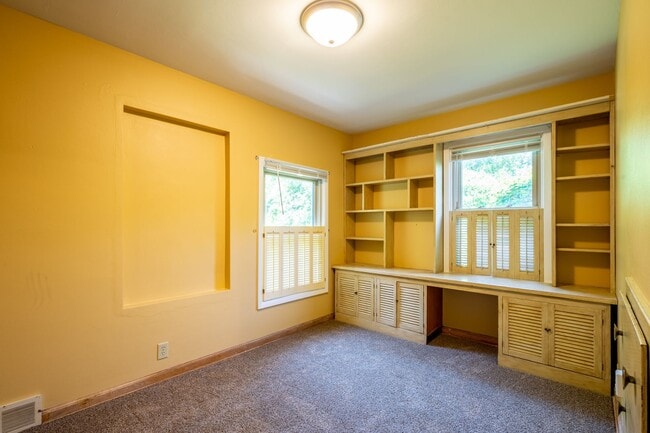 Building Photo - Come home to the serenity of Mequon-Thiensville