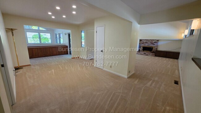 Building Photo - 5 Oak Forest Rd