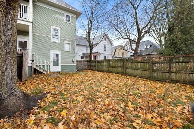 Building Photo - Historic 3 bedroom upper