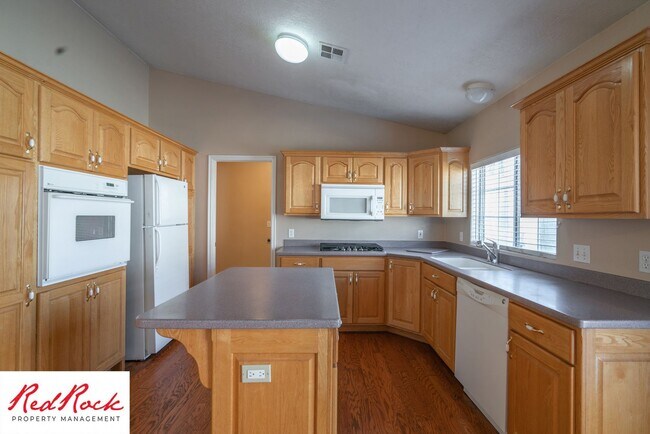 Building Photo - Pet Friendly - 4 Bed 2 Bath for rent in St. George