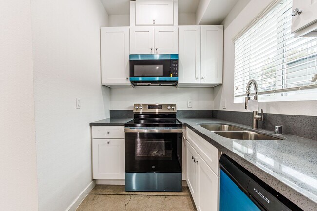 Building Photo - Brand-New Luxury Townhomes in NoHo