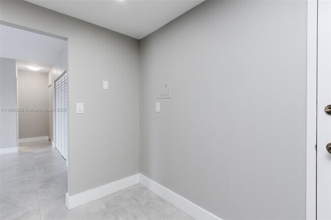 Building Photo - 500 Bayview Dr