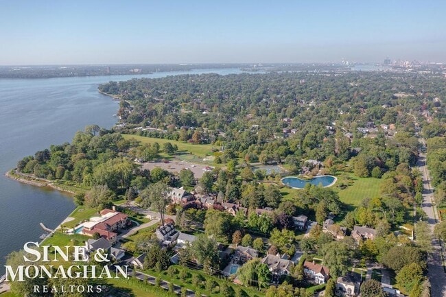 Building Photo - 744 Trombley Rd