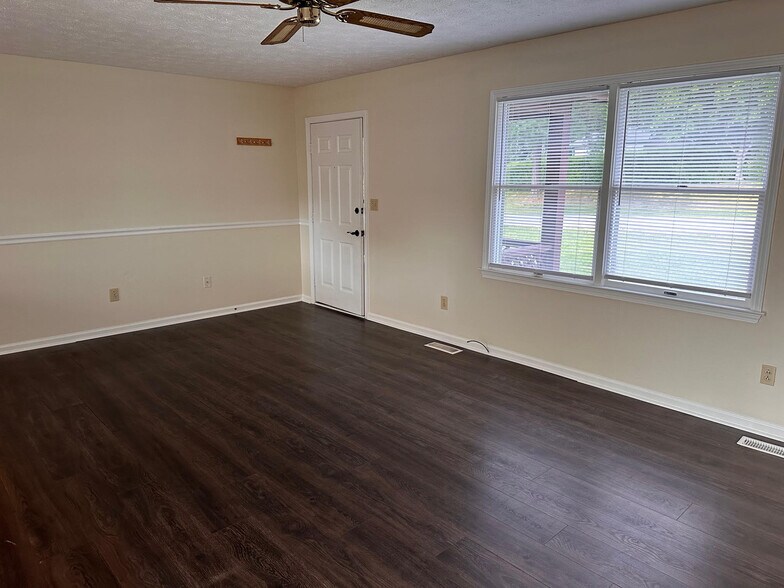 Building Photo - 129 Running Brook Trl
