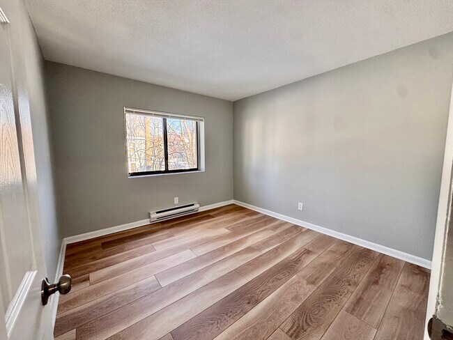 Building Photo - 837 River St