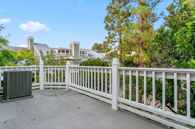 Building Photo - TWO BEDROOM HOA CONDO WITH TWO GARAGES