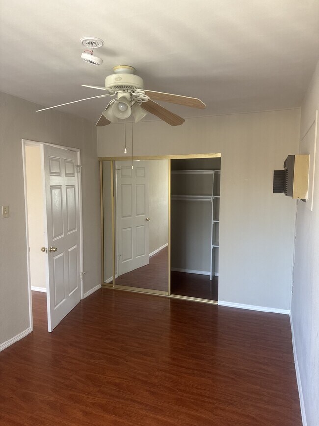 Building Photo - 318-320 S Chevy Chase Dr