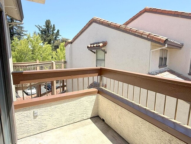 Building Photo - BRIGHT TOP FLOOR 2 BEDROOM CONDO ! Vaulted...