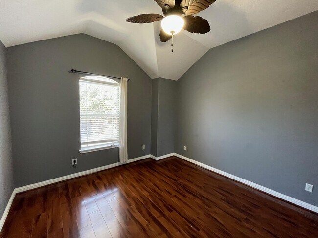 Building Photo - 10312 Yellowstone Dr