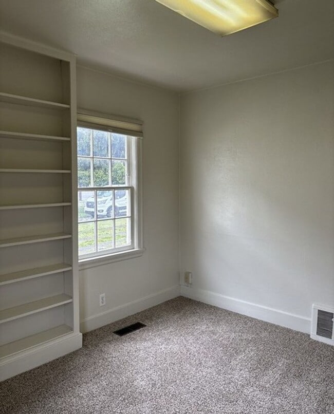 Building Photo - 4Bd/1Ba Two Story House - Available to View!