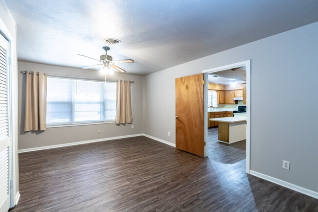 Building Photo - 4 bedroom in central location