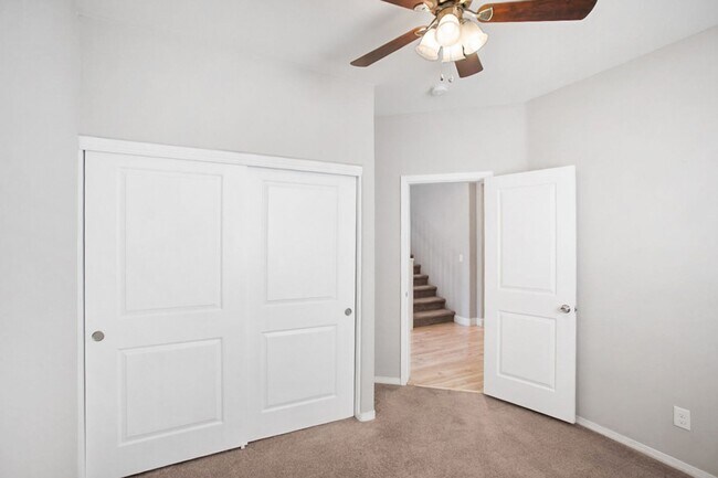 Building Photo - 4 Bed, Beauty With First Floor Bed And Full Bath