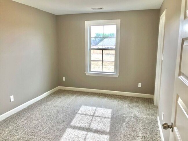 Building Photo - 5 Bedroom 3 Bath Home Availalbe In Oakland
