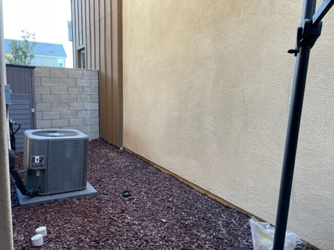 Building Photo - Stunning 3 bedroom 3 bath home in the Grea...