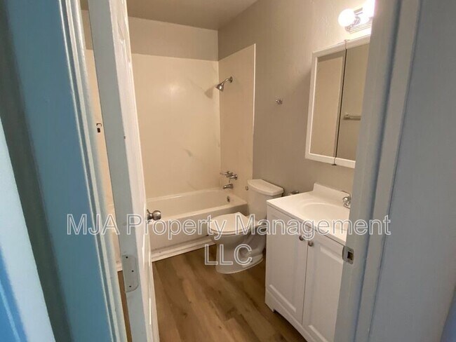 Building Photo - 2523 S Lakecrest Dr
