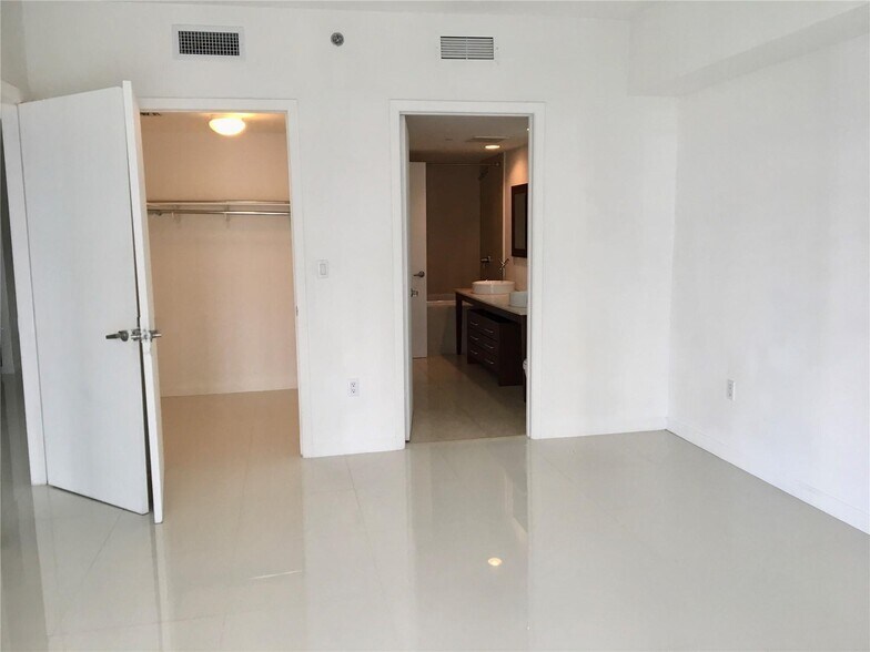Building Photo - 475 Brickell Ave