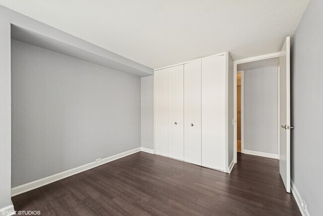 Building Photo - 330 W Diversey Pkwy