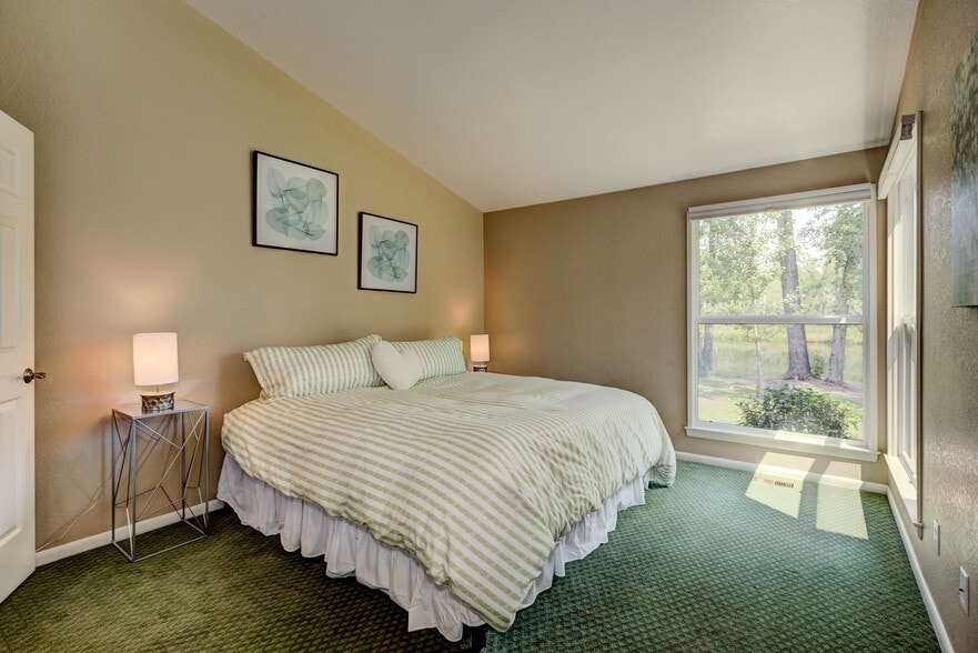 King size 2nd bedroom - 1923 S Teal Ln