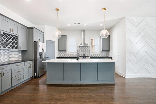 Building Photo - 1025 Oak St SW