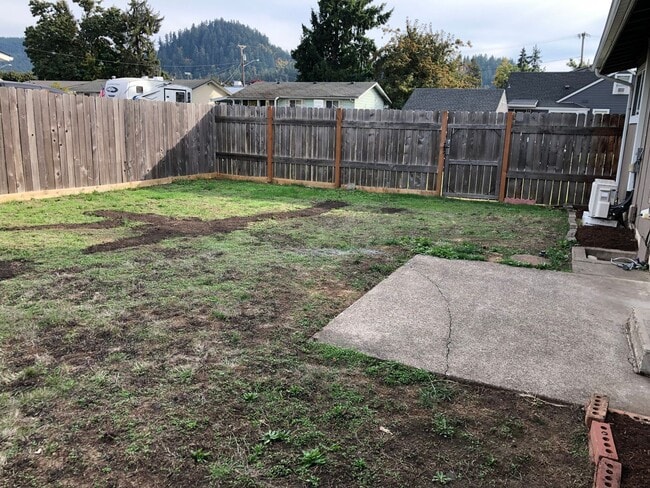 Building Photo - Beautifully updated 2 bed/1bath duplex in ...