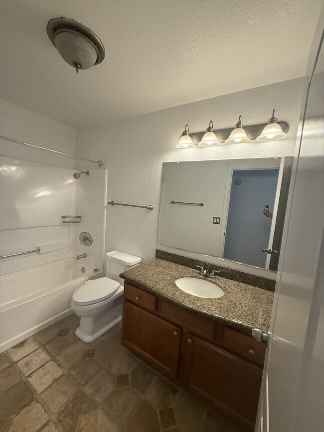 Building Photo - Beautiful 2 Bed, 1 Bathroom Lower-Level Co...