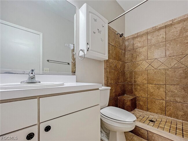 Building Photo - 906 Alfreda Ave