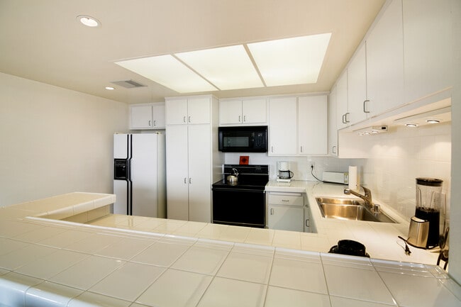 Building Photo - 321 S San Vicente Blvd