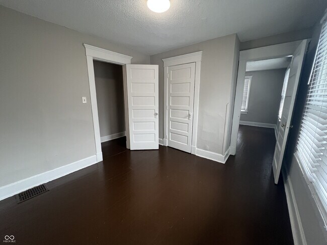 Building Photo - 826 N Beville Ave