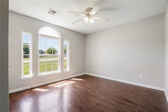 Building Photo - 520 Dewberry Ln