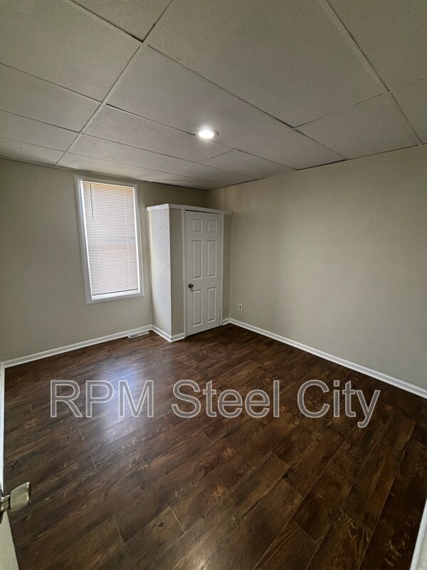 Building Photo - 927 E 1st St