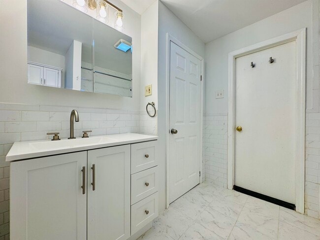 Building Photo - 69 W 39th St