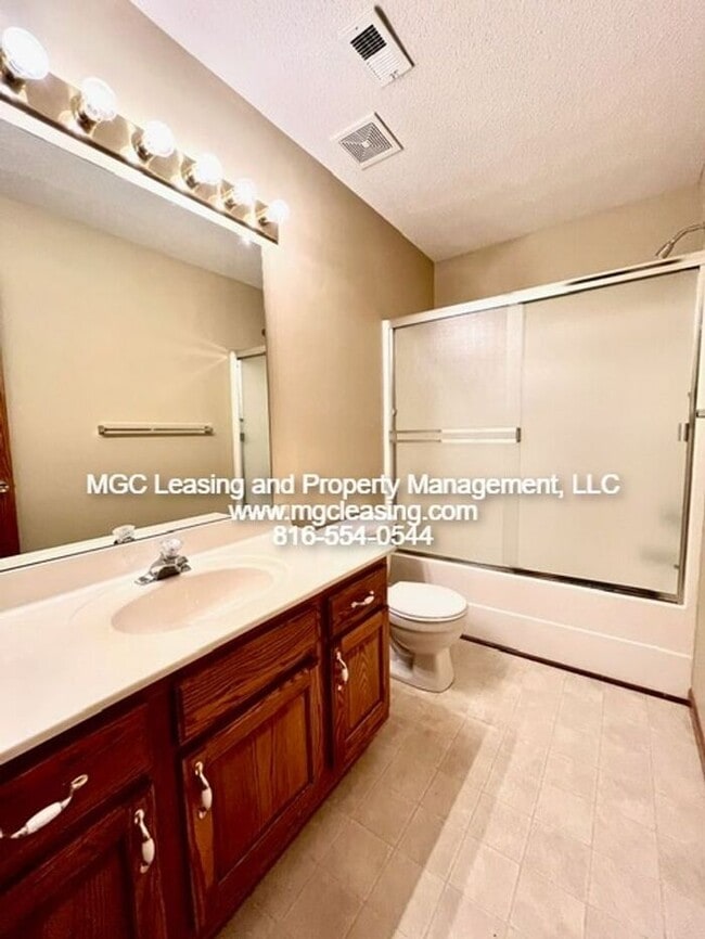 Building Photo - Convenient Raymore Living Near I-49, Shopping & Parks