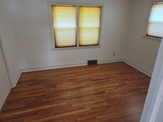 Building Photo - 3 Bedroom Single Family Home
