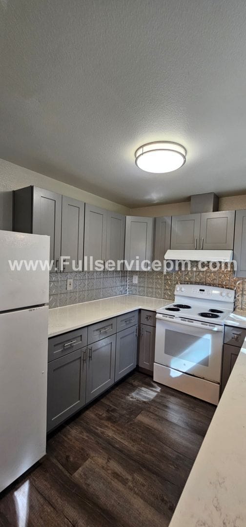 Building Photo - Beautiful duplex apt. on Quiet culdesac