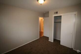 Building Photo - 4 bed- 1 bath!!