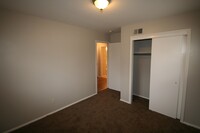Building Photo - 4 bed- 1 bath!!