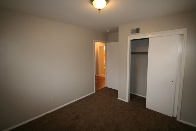 Primary Photo - 4 bed- 1 bath!!