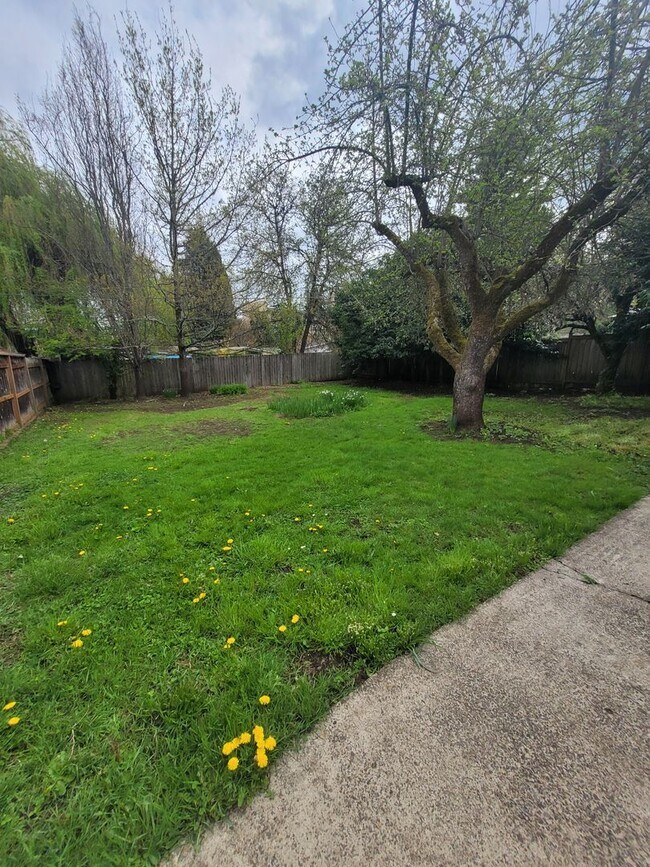 Building Photo - Charming 3BD/1BA located within walking distance to Friendly/College Hill neighborhood Market of ...