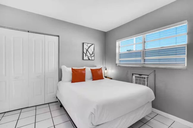 Building Photo - 138 SW 5th Ct