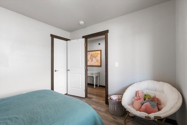 Building Photo - Stunning Townhome with Mountain Views for ...