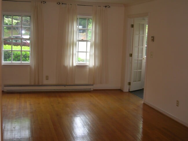 Building Photo - 211 Surrey Rd