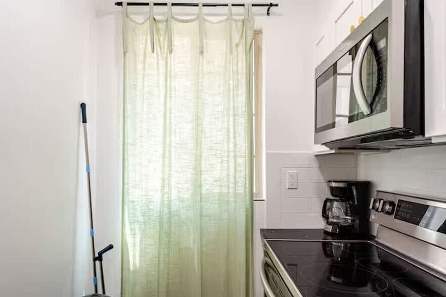 Building Photo - 1384 Ridge Ave