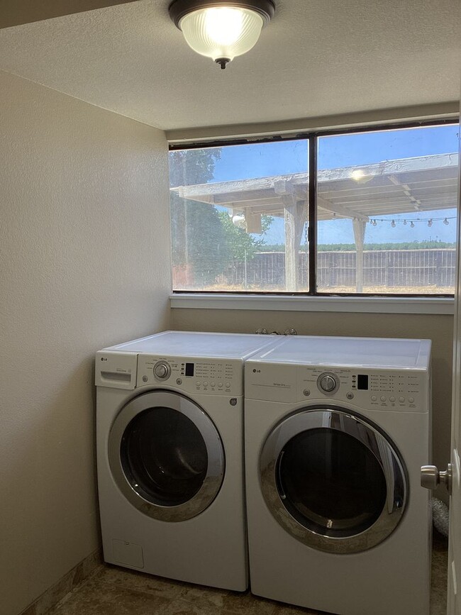 Building Photo - **NOW AVAILABLE!! COUNTRY HOME IN LOS BANOS